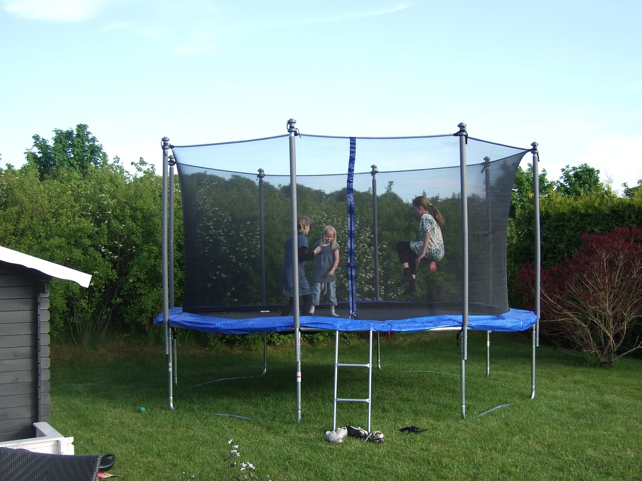 24 décembre 2024À la une Actualités Nos conseils Nos conseils pratiques Trampoline dans le jardin : les risques et les impacts sur l’assurance habitation