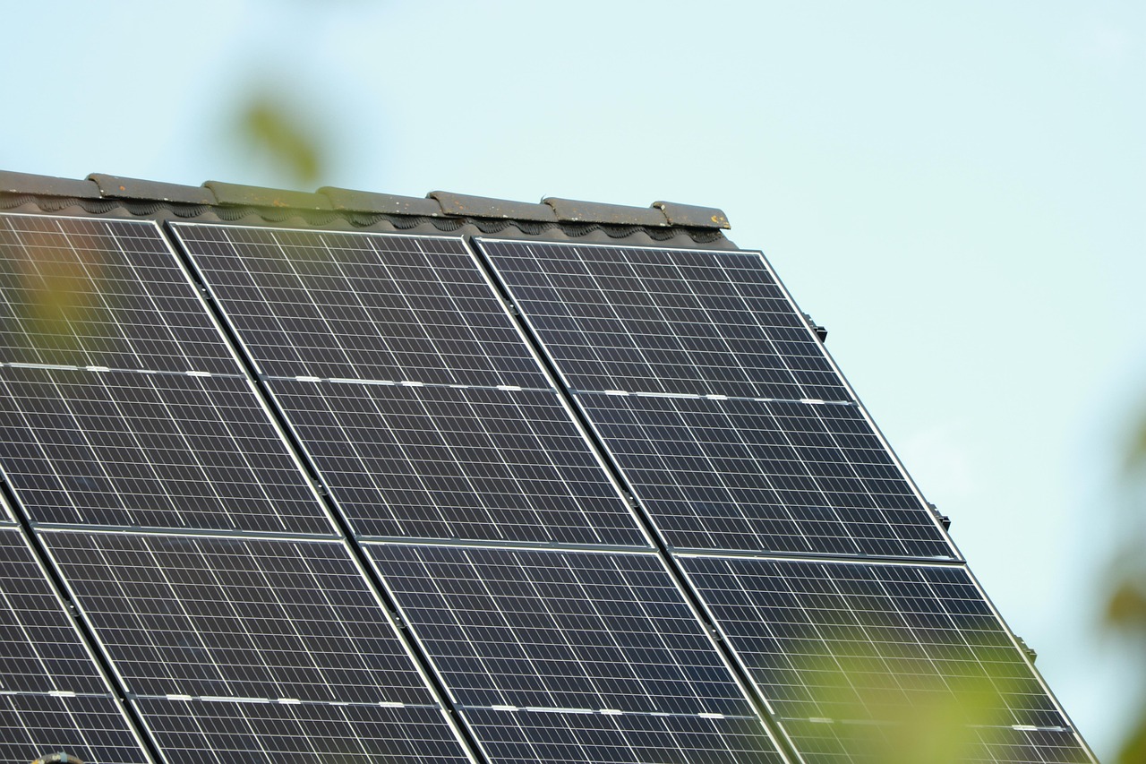 21 mars 2025À la une Actualités Aménagements extérieurs Utiliser l’énergie solaire pour alimenter sa piscine : un choix écoresponsable