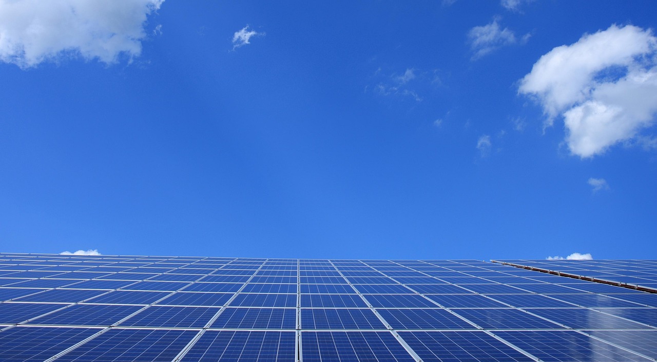 26 mars 2025À la une Actualités Aménagements extérieurs Utiliser l’énergie solaire pour alimenter sa piscine : un choix écoresponsable