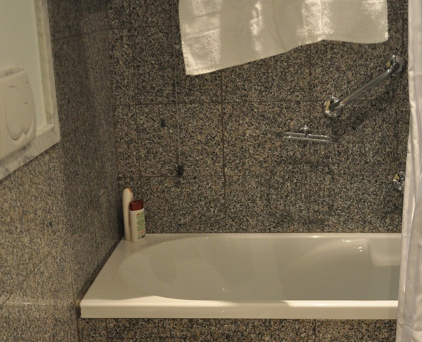 Aménager une douche accessible : les clés d’une installation PMR efficace